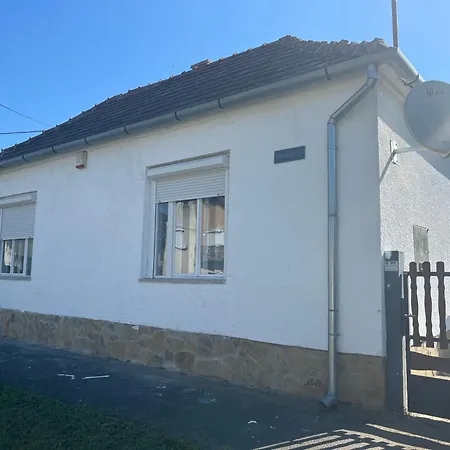 Daire Eszter Vendeghaz Pacsa